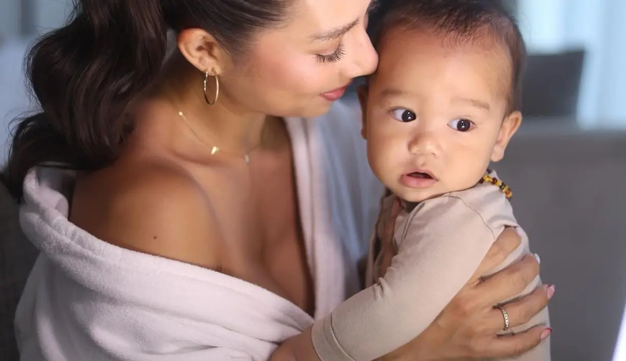 Menariknya dari beberapa foto ini adalah, ia sambil menggendong bayinya. [Foto: Instagram/jenniferbachdim]