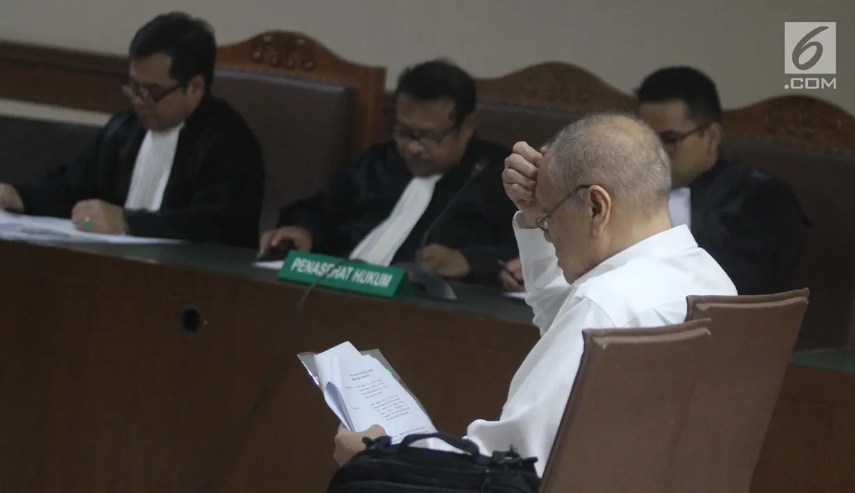 Tersangka kasus dugaan korupsi pengadaan regent dan consumable penanganan virus flu burung Kementerian Kesehatan, Freddy Lumban Tobing saat mengikuti sidang perdana di Pengadilan Tipikor, Jakarta, Kamis (8/8/2019). Sidang beragenda pembacaan dakwaan. (Liputan6.com/Helmi Fithriansyah)