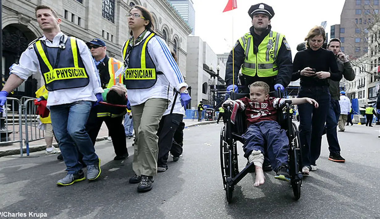 Tim medis membawa korban BomBoston Maraton.
