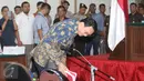 Basuki Tjahaja Purnama atau Ahok bersiap duduk di kursi terdakwa untuk menjalani sidang kasus dugaan penodaan agama di Gedung Kementan Jakarta, Selasa (4/4). Sidang ke-17 ini beragenda pemeriksaan terdakwa dan barang bukti (Liputan6.com/Immanuel Antonius)
