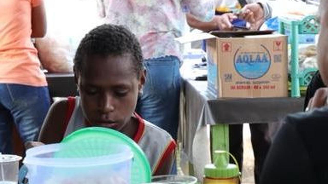 Ganjar Makan Bubur Sambil Ngobrol dengan Anak-Anak di Merauke, Janji Bangun SDM Unggul
