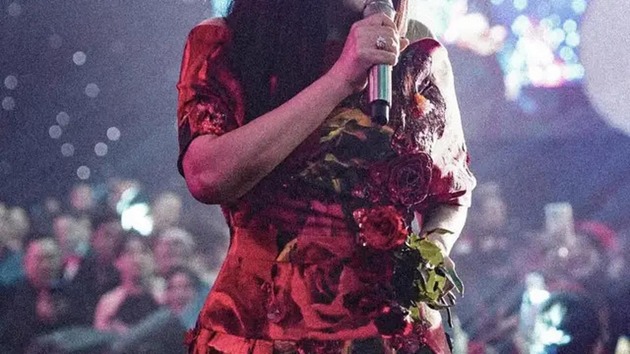 9 Gaya Nyentrik Titi DJ di Atas Panggung, Auranya Diva Banget