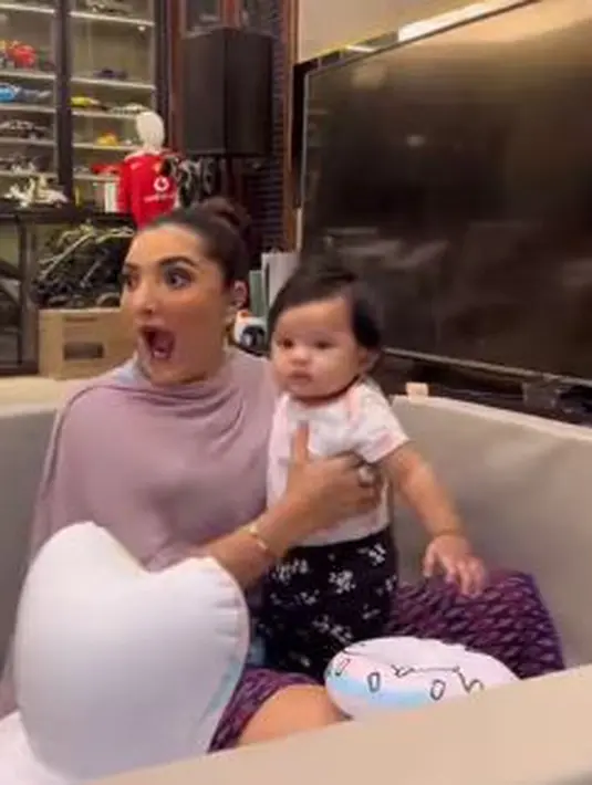 <p>Ashanty momong Baby Ameena (Instagram/ashanty_ash)</p>