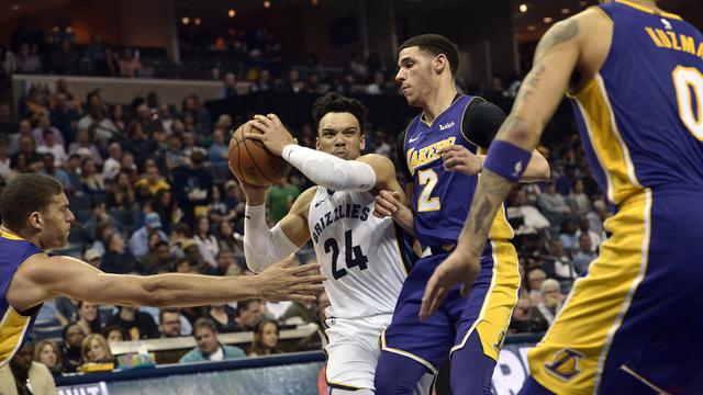 Aksi Lonzo Ball (2) saat Lakers sikat Grizzlies pada lanjutan NBA, Minggu (25/3/2018)