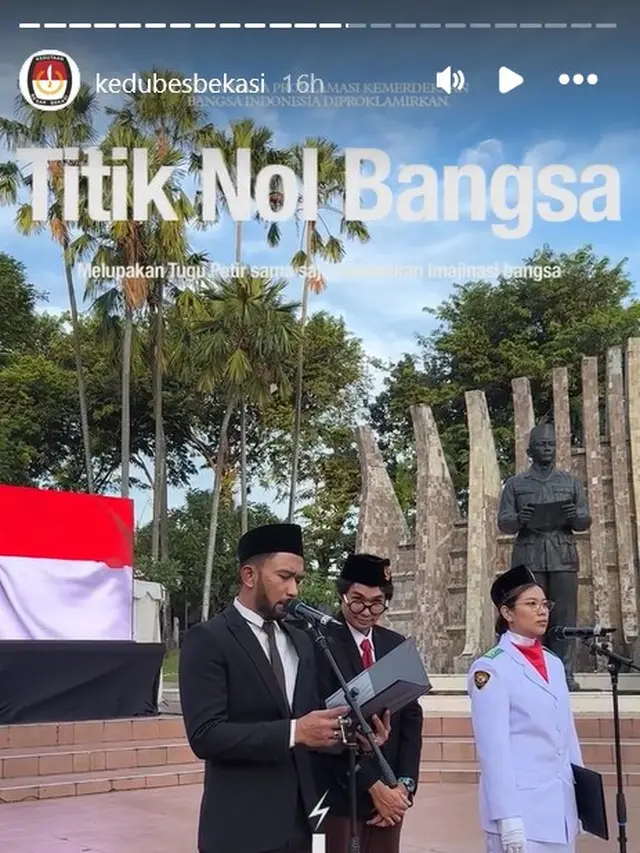Potret Komika dan Seniman Gelar Upacara Penurunan Bendera