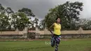 Atlet atletik Indonesia, Maria Londa, melakukan pemanasan sebelum latihan jelang SEA Games 2017 di Lapangan umum Mengwi, Bali, Minggu (10/7/2017). (Bola.com/Vitalis Yogi Trisna)