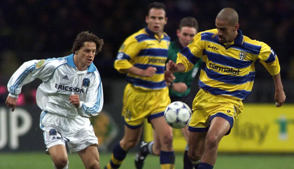 Juan Sebastian Veron menjadi pilar lini tengah Parma usai didatangkan dari Lazio pada tahun 1998. Meski hanya bertahan satu musim, 'La Brujita' mampu menakhlukkan hati para penggemar Ducali Gialloblu. Veron tercatat mampu mencetak 5 gol dan 7 assist dalam 42 penampilannya. (AFP/Gabriel Bouys)