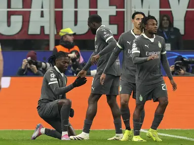 Pemain AC Milan merayakan gol yang dicetak oleh Rafael Leao ke gawang Red Star Belgrade pada laga Liga Champions 2024/2025 di San Siro, Milan, Italia, Kamis (12/12/2024) WIB. (AP Photo/Antonio Calanni)