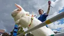 Seekor kelinci tampak melompat pada pemanasan sebelum "kompetisi lompat kelinci" di Weissenbrunn vorm Wald, Jerman, Minggu (3/9). Seperti olimpiade atletik manusia, kompetisi ini juga mengutamakan kelincahan dan gerak tubuh kelinci. (AP Photo/Jens Meyer)