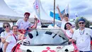 Raih kemenangan dalam APRC Rally Danau Toba 2022 bersama tim dan keluarga, Rifat Sungkar pun mengabadikan kemenangannya ini dalam media sosial Instagram. Selain jadi pembalap, saat ini nama Rifat Sungkar menjadi salah satu influencer dalam dunia otomotif yang banyak menjadi panutan.  (Liputan6.com/IG/@sysiio)