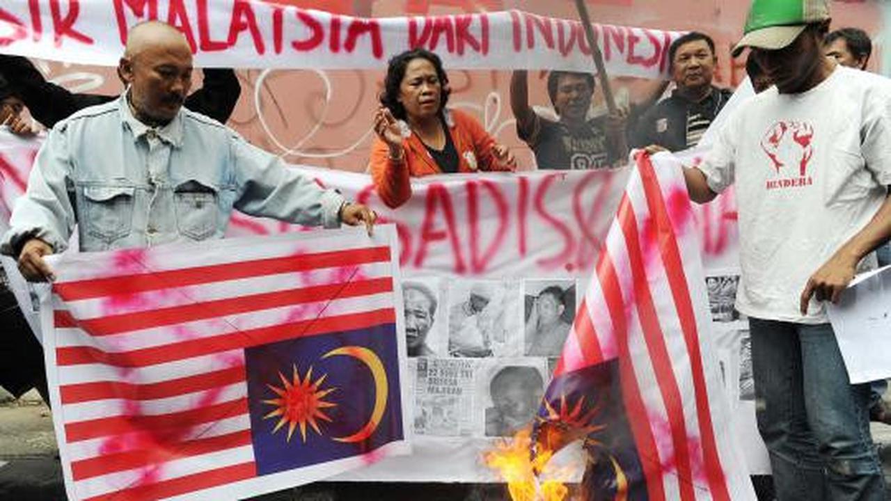 Demo penembakan tiga TKI, bendera Malaysia dibakar