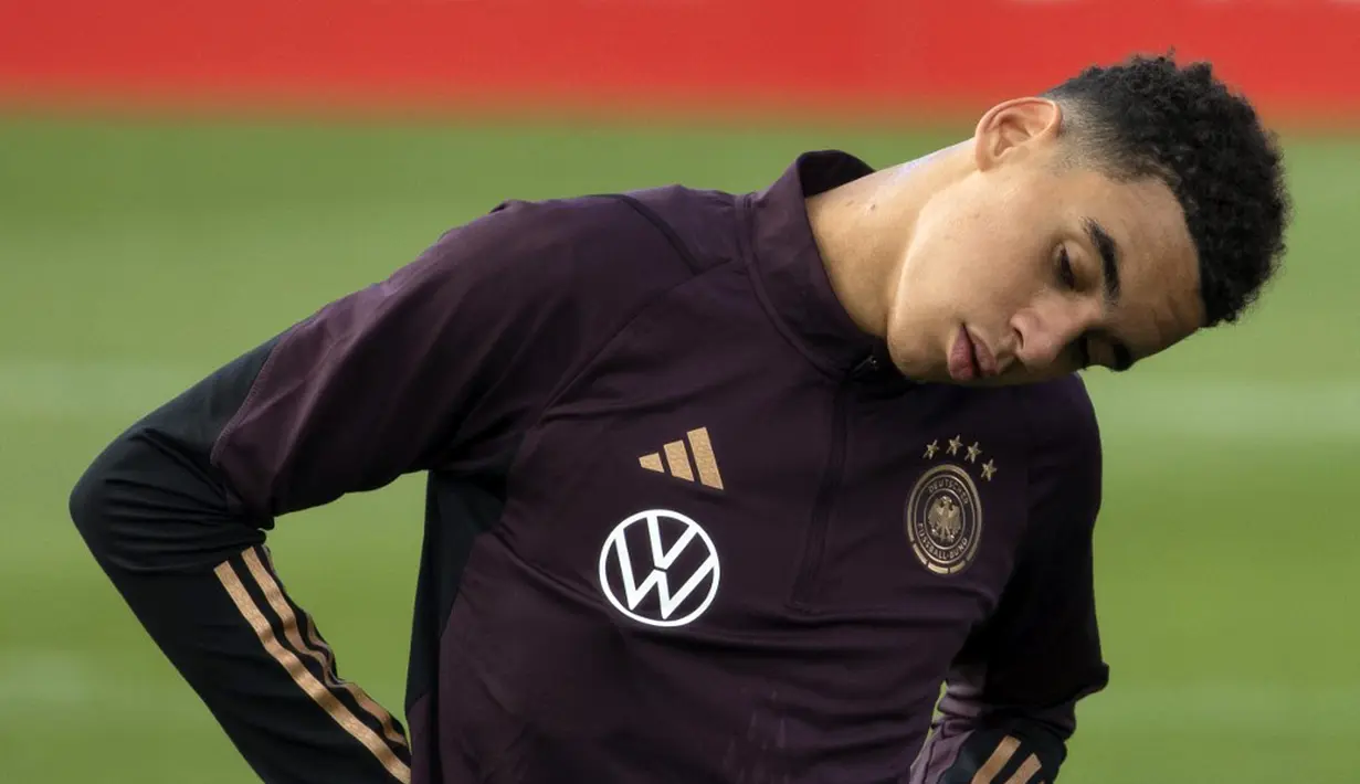 Pemain Jerman Jamal Musiala menjalani sesi latihan di Kampus DFB, Frankfurt, Jerman, Selasa (20/9/2022). Jerman akan menghadapi Hungaria pada pertandingan sepak bola Grup 3 UEFA Nations League. (ANDRE PAIN/AFP)