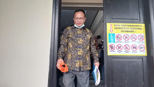 Terjaring OTT KPK, Kepala BPBD Kolaka Timur Anzarullah menjalani sidang di Kendari usai terseret kasus korupsi anggaran penanggulangan bencana.(Liputan6.com/Ahmad Akbar Fua)