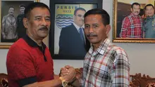 Manajer Persib Bandung, Umuh Muchtar meneteskan air mata saat melepas Djajang Nurdjaman ke Italia.