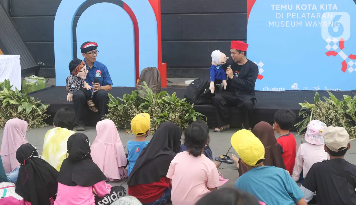 <p>Dongeng edukasi oleh Bale Buku Jakarta di Pelataran Museum Wayang saat festival seni dan budaya yang kembali digelar oleh Pemprov DKI Jakarta di kawasan Kota Tua, Sabtu (17/9/2022). Jakarta, Sabtu (17/9/2022). Festival bertajuk #IniJakarta tersebut berlangsung mulai 16 sampai 18 September 2022. (Liputan6.com/Herman Zakharia)</p>