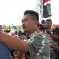 Seorang petani bawang di Brebes menangis saat bertemu calon wakil presiden Sandiaga Uno. (Foto; Tim Sandiaga)