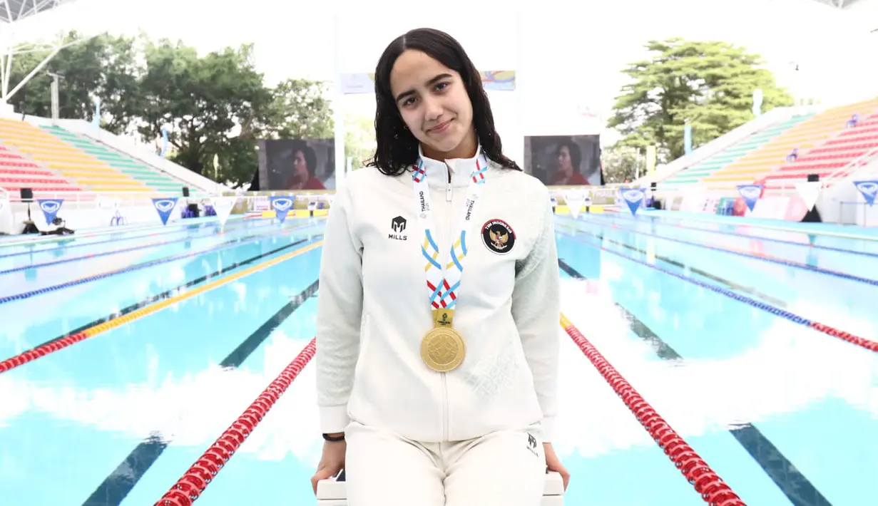 Atlet renang putri Indonesia, Masniari Wolf, kembali mengharumkan nama Tanah Air di SEA Games 2025 Thailand. Ia meraih medali emas pada final 50m gaya punggung putri dengan catatan waktu 28,80 detik pada Kamis (11/12/2025) lalu. (Dok. PB Akuatik Indonesia)