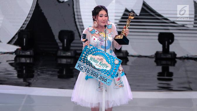 Ekspresi Via Vallen saat memperoleh penghargaan kategori penyanyi dangdut solo wanita terpopuler dalam Indonesian Dangdut Awards 2018 di Studio 5 Indosiar, Jakarta, Jumat (12/10). (Liputan6.com/Faizal Fanani)