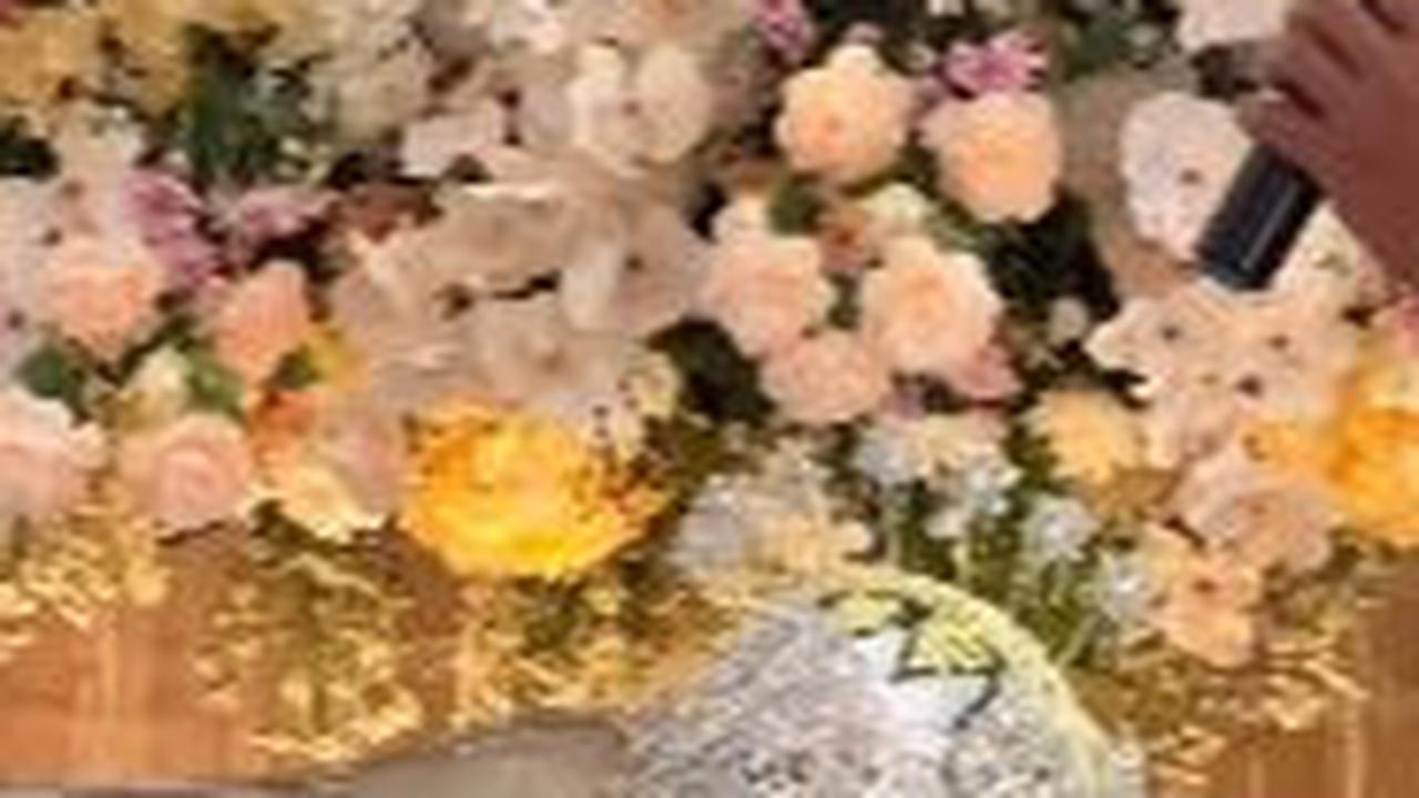 "Hari resepsi berjalan seperti biasa, tapi tanpa dihadiri pengantin laki-laki dan orangtua," demikian dikutip dari keterangan video. <br>