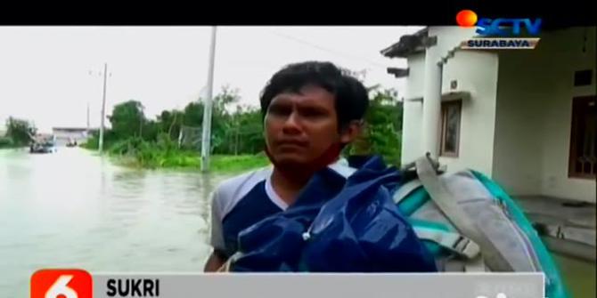 VIDEO: BPBD Gresik Evakuasi Korban Banjir Kali Lamong Pakai Perahu Karet
