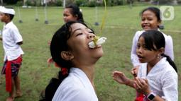 Anak-anak bersemangat mengikuti perlombaan usai mengikuti upacara peringatan detik-detik Proklamasi di halaman Tugu Pahlawan Banjar Penglipuran, Kabupaten Bangli, Bali, Kamis (17/8/2023). (Liputan6.com/Helmi Fithriansyah)