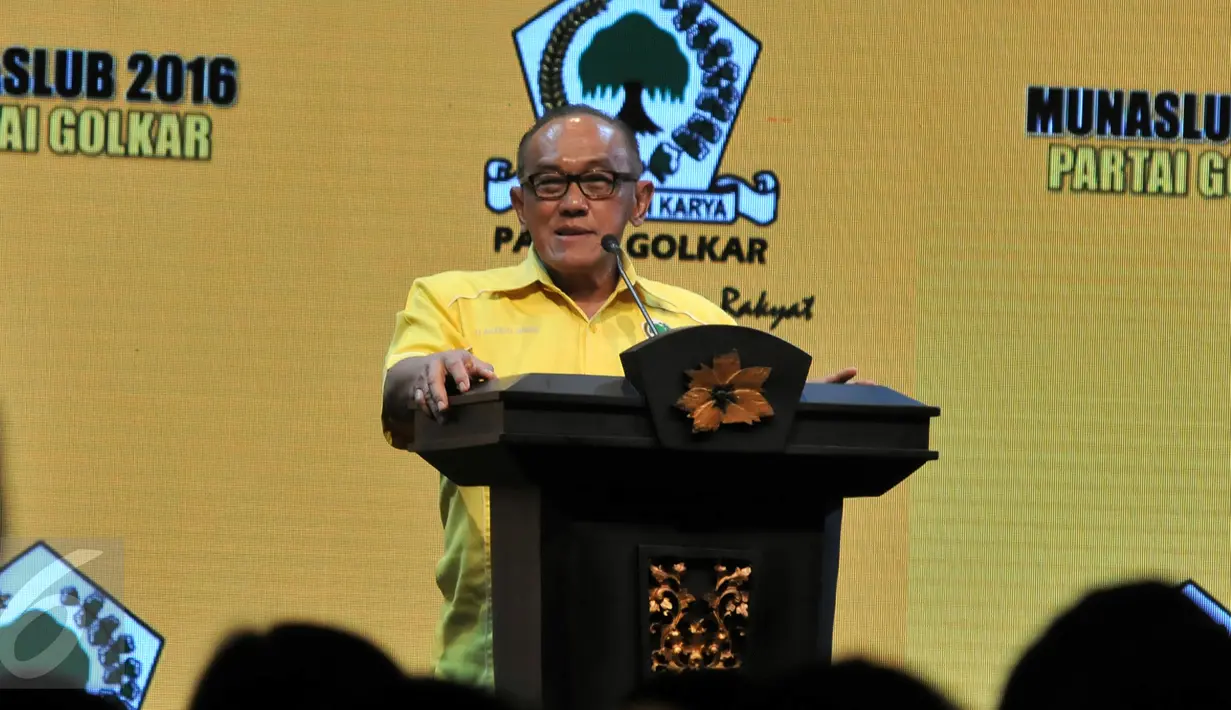 Ketua Dewan Pembina Partai Golkar Aburizal Bakrie berpidato dalam Penutupan Musyawarah Nasional Luar Biasa di Nusa Dua, Bali (16/5). Setya Novanto terpilih sebagai Ketua Umum DPP Partai Golkar secara aklamasi dalam Munaslub. (Liputan6.com/Johan Tallo)