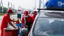 Petugas mengisi BBM kendaraan di kios Pertamina tol fungsional Brebes Timur-Gringsing, Tegal, Jawa Tengah, Jumat (30/6). Ketersedian BBM dengan stok pertamax 740 ribu KL (22 hari) dan solar 1,887 juta KL (27 hari). (Liputan6.com/Faizal Fanani)