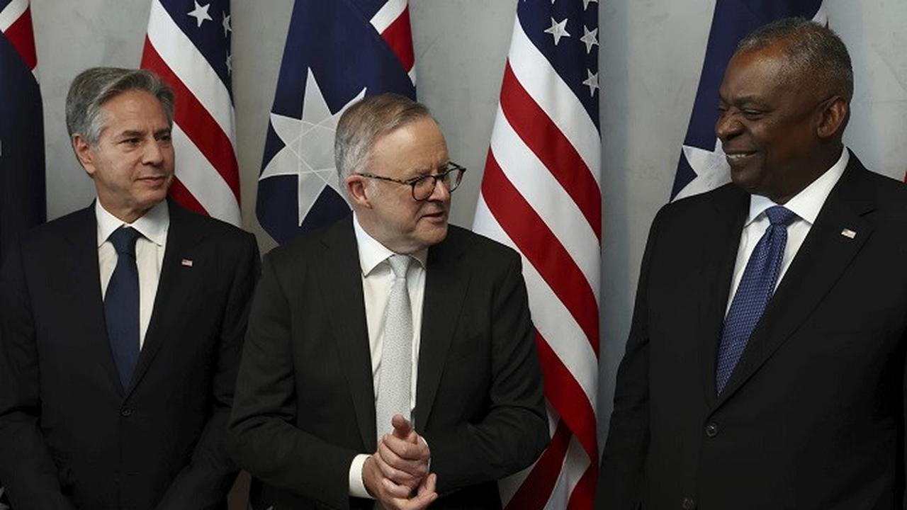 Menteri Luar Negeri AS Antony Blinken (kiri), Perdana Menteri Australia Anthony Albanese (tengah), dan Menteri Pertahanan AS Llyod Austin di Brisbane, Jumat (28/7/2023). (Dok. Pat Hoelscher/Pool Photo via AP)