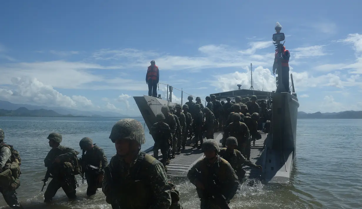 Sejumlah Marinir Filipina turun dari kapal selama simulasi latihan bencana saat latihan militer gabungan Filipina-AS di kota Casiguran, provinsi Aurora (15/5). Latihan militer tahunan ini berlangsung selama 10 hari. (AFP Photo/Ted Aljibe)