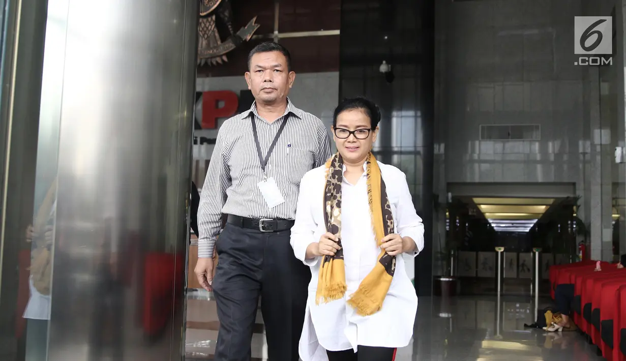 Terpidana Miryam S Haryani usai menjalani pemeriksaan di gedung KPK, Jakarta, Selasa (5/6). Miryam S Haryani diperiksa sebagai saksi untuk tersangka Irvanto Hendra Pambudi dan Made Oka Masagung terkait kasus E-KTP.  (Liputan6.com/Herman Zakharia)