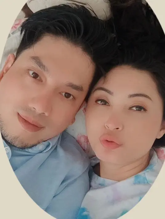 <p>Kemesraan begitu terlihat dari pasangan pengantin baru ini. Doa dan ucapan selamat dari teman selebriti dan warganet pun membanjiri di kolom komentar. [Instagram/dellapuspita00]</p>