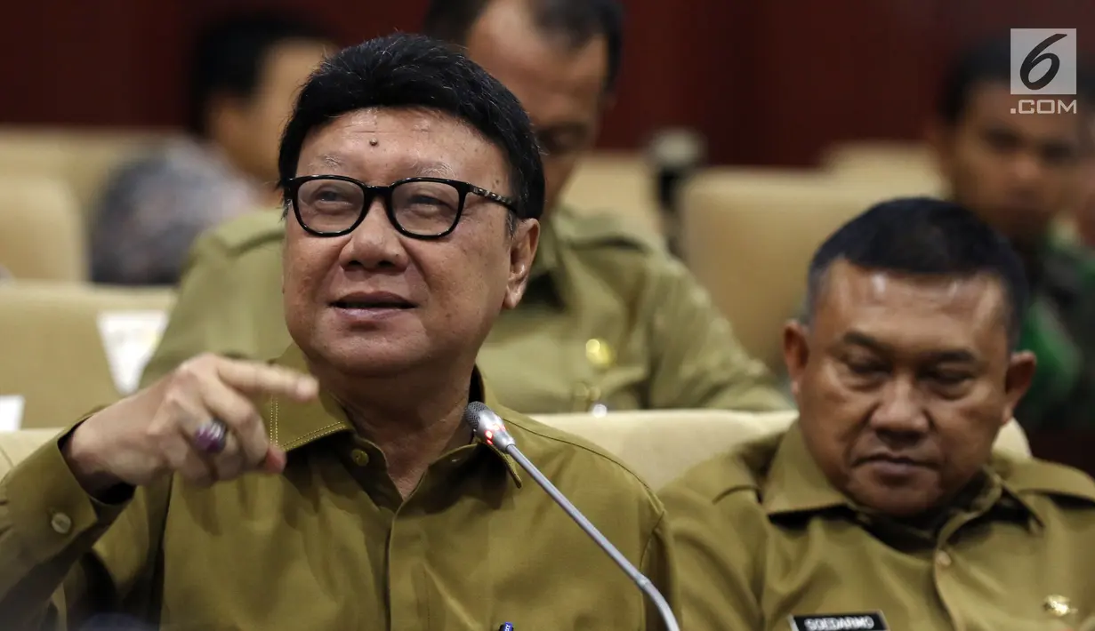 Menteri Dalam Negeri Tjahjo Kumolo saat mengikuti raker dengan Komite I DPD RI di kompleks parlemen, Senayan, Jakarta, Selasa (7/5/2019). Rapat ini dipimpin oleh Ketua Komite I DPD Benny Rhamdani. (Liputan6.com/JohanTallo)