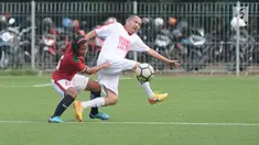 Pemain Timnas Wanita Indonesia (kiri) berebut bola dengan pemain tim Indonesian Football Ambassador di Lapangan C Kompleks GBK, Jakarta, Kamis (5/4). Uji tanding ini persiapan jelang Piala AFF Wanita 2018. (Liputan6.com/Helmi Fithriansyah)