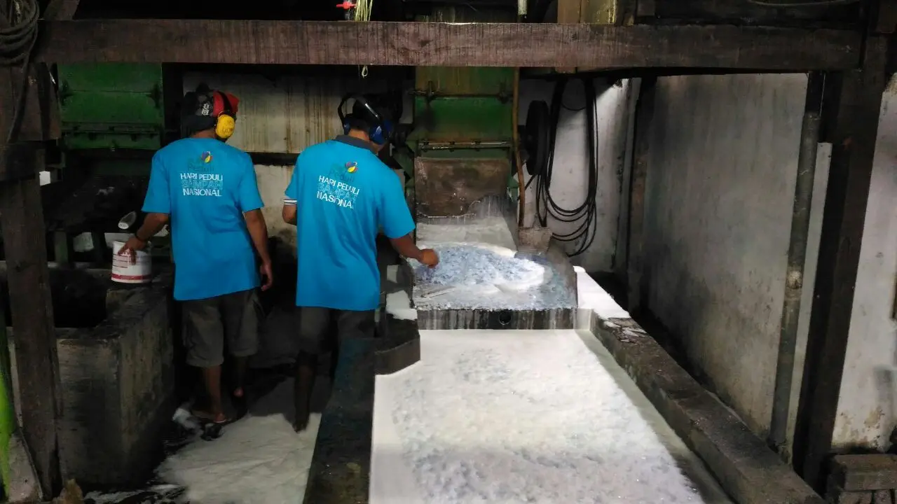Proses produksi plastik cacah di Bank Sampah Malang. (Liputan6.com/Dinny Mutiah)