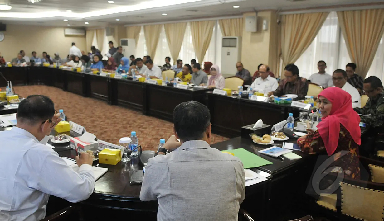 Suasana pertemuan Mensos Khofifah dengan kepada perwakilan 12 Bupati dan Walikota mengenai pembagian “kartu sakti”, Jakarta, Kamis (23/4/2015). Pemerintah berencana menyalurkan "kartu sakti" tahap kedua pada 27 April mendatang. (Liputan6.com/Johan Tallo)