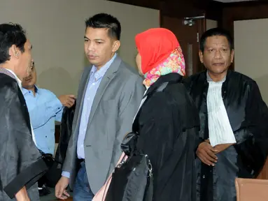 Ekspresi terdakwa kasus suap anggota DPR, Abdul Khoir usai menjalani sidang pembacaan putusan di Pengadilan Tipikor, Jakarta, Kamis (9/6/2016). Abdul Khoir divonis 4 tahun penjara. (Liputan6.com/Helmi Afandi)