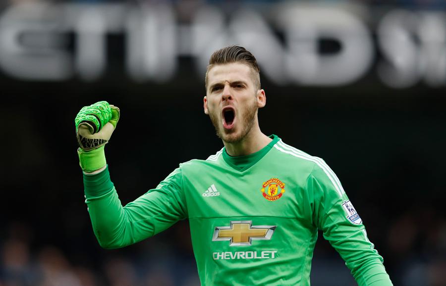 Sergio Aguero striker Man City nyaris menjebol gawang Manchester United lewat sundulan mautnya bila tidak digagalkan oleh David De Gea.