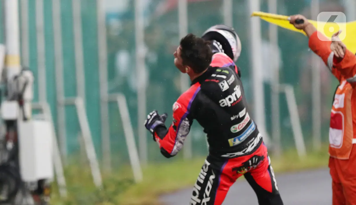 Pembalap Aprilia Racing, Aleix Espargaro melemparkan helmnya ke tribun penonton usai balapan MotoGP seri Pertamina Mandalika International Street Sirkuit, NTB, Minggu (20/3/2022). Aksi ini untuk menepati janjinya setelah meraih sejuta pengikut akun instagramnya. (Liputan6.com/Helmi Fithriansyah)