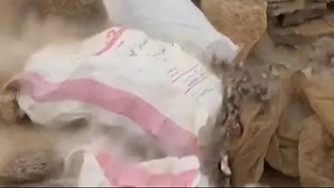Dalam foto yang diambil pada tanggal 30 Oktober 2023 itu terlihat para anggota Houthi Yaman menembakkan granat anti-tank saat melakukan manuver militer di dekat Sanaa, Yaman.