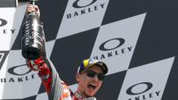 Ekspresi Jorge Lorenzo setelah merebut podium pertama pada MotoGP Italia, di Sirkuit Mugello, Minggu (3/6/2018). ((AP Photo/Antonio Calanni)