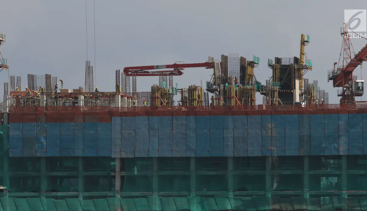 Suasana proyek pembangunan gedung di Jakarta, Sabtu (28/4). Pada 2018, pemerintah mematok target pertumbuhan ekonomi sebesar 5,4 persen. (Liputan6.com/Angga Yuniar)