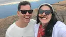 <p>Salah satu tujuan Gracia Indri dan suami adalah Mirador del Rio yang menghadap laut lepas. Angin bertiup begitu kencang, namun Gracia dan suami tetap semangat. (FOTO: instagram.com/graciaz14)</p>