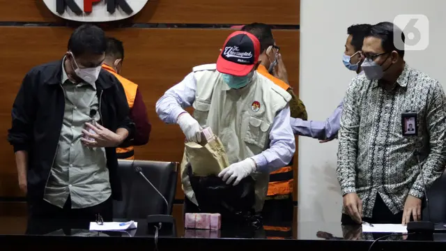 KPK Tunjukkan Barang Bukti Penahanan Hakim Itong Isnaeni Hidayat