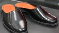 Selop yang akan digunakan Selvi-Gibran merupakan produk buatan tangan dari toko sepatu lawas di Solo. (Reza Kuncoro/Liputan6.com)