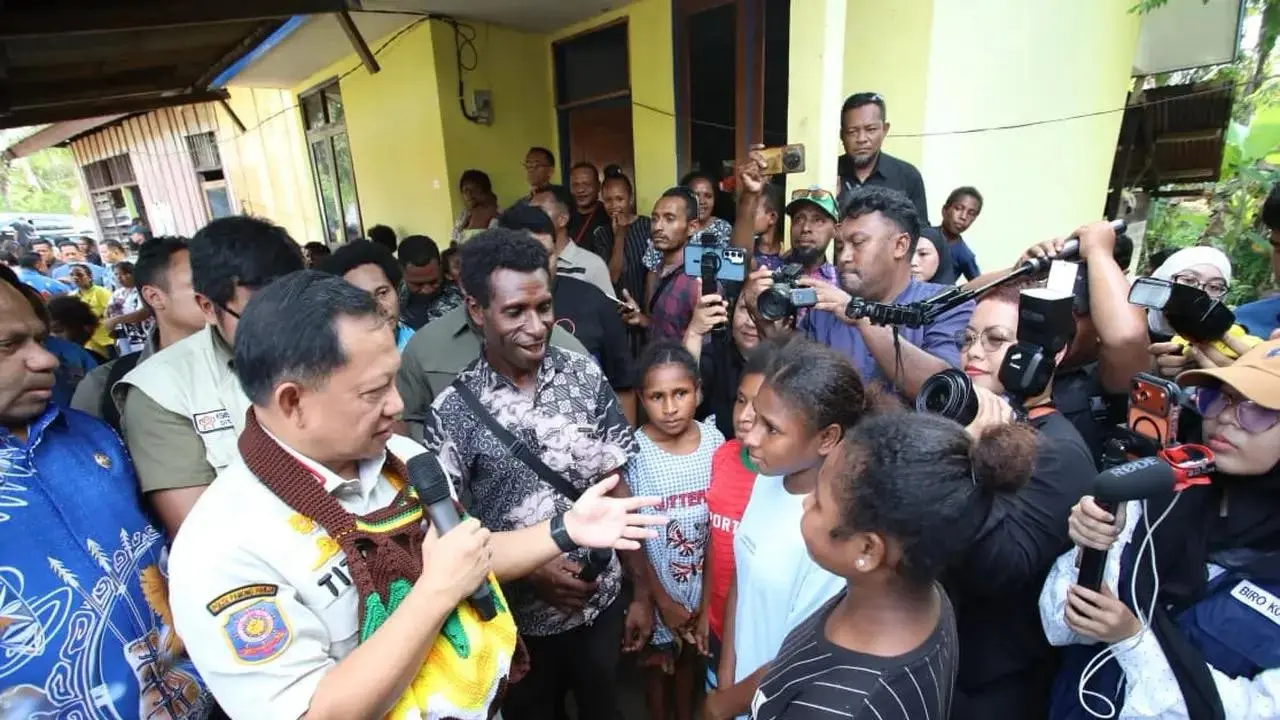 Mendagri Tito Karnavian meninjau langsung pelaksanaan program Bantuan Stimulan Perumahan Swadaya (BSPS) di Kampung Mosso, Kecamatan Muara Tami, Kota Jayapura, Papua. (Istimewa)