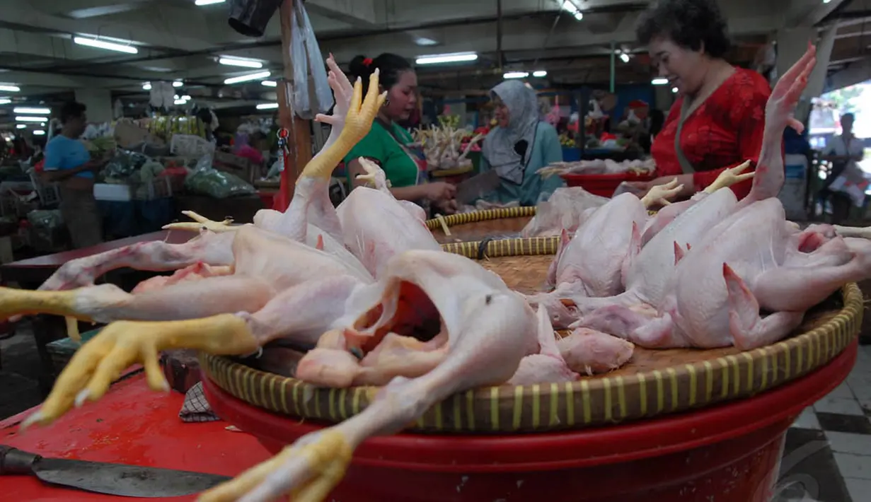 Suasana pedagang ayam di pasar Minggu, Jakarta, Kamis (24/7/2014) (Liputan6.com/ Miftahul Hayat)