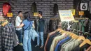 Pengunjung memilih pakaian saat mengunjungi Jakcloth Summer Fest 2022 di Senayan Park, Jakarta, Jumat (12/8/2022). Acara yang akan berlangsung hingga 14 Agustus 2022 ini diikuti lebih dari 150 clothing brand lokal yang menjual pakaian, kaos, sepatu, tas dan lainnya dengan menawarkan harga diskon guna menarik minat masyarakat. (Liputan6.com/Faizal Fanani)