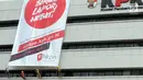 Empat orang aktivis membentangkan spanduk raksasa di gedung C Komisi Pemberantasan Korupsi (KPK) di Jakarta, Senin (26/3). Spanduk ini bertujuan mengimbau para pejabat untuk melaporkan harta kekayaan mereka. (Merdeka.com/Dwi Narwoko)