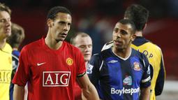 Rio Ferdinand (kiri) merasakan banyak gelar bersama Manchester United, salah satunya gelar Liga Champions. Berbeda dengan karir sang adik, Anton Ferdinand (kanan) yang sempat bermain bagi West Ham musim 2009/2009 dan akhir karirnya bermain untuk St.Mirren di Liga Premier Skotlandia pada musim 2019/2022 sebelum akhirnya memutuskan untuk pensiun pada tahun yang sama. (AFP/Ian Kington)