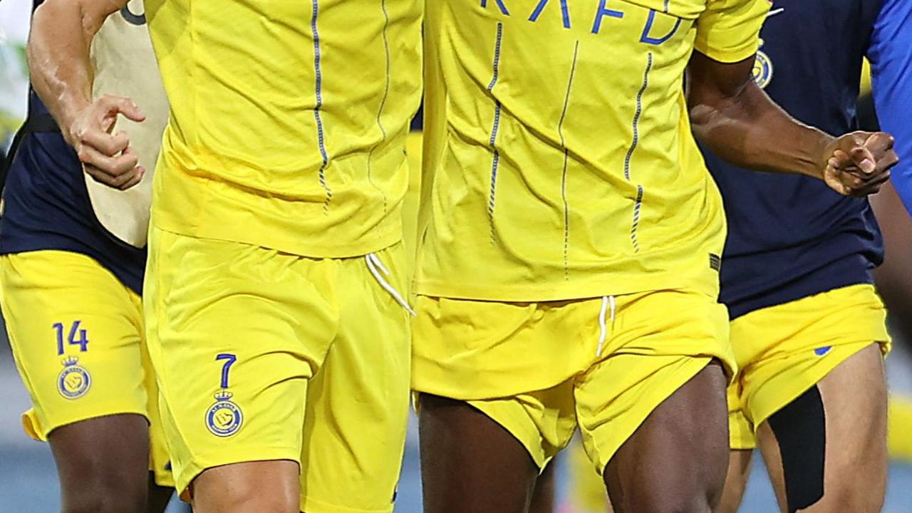 Cristiano Ronaldo bersama rekan setimnya saat merayakan keberhasilan membawa Al Nassr menjadi juara Liga Champions Arab 2023 di King Fahd Stadium, Taif, Sabtu (12/8/2023).